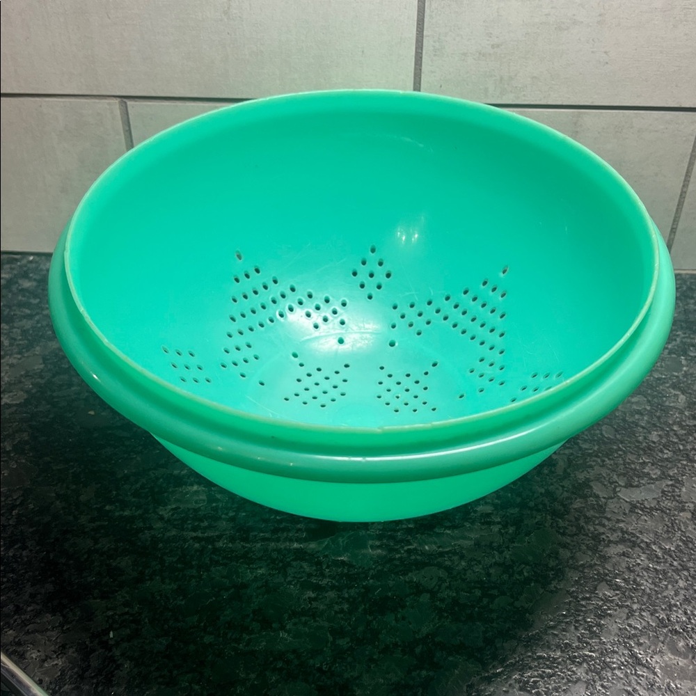 9” Green Plastic Colander by Tupperware. Vintage